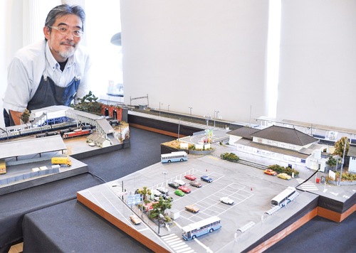 最初に手掛けたＪＲ衣笠駅前の風景。横須賀をテーマにした連作のきっかけとなった