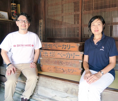 昭和時代の木箱を挟んで幸保さん（右）と森さん