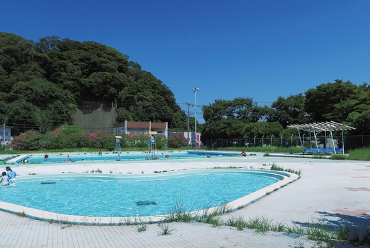 営業最終日の根岸公園水泳プール。猛暑の影響で人出はまばら