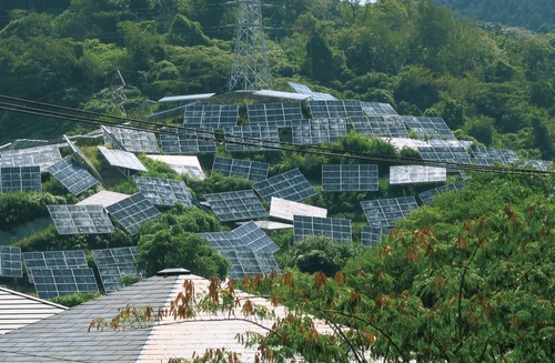 山肌に不規則に並べられたソーラーパネル。異様な光景が広がり、住民から土砂災害などを不安視する声も