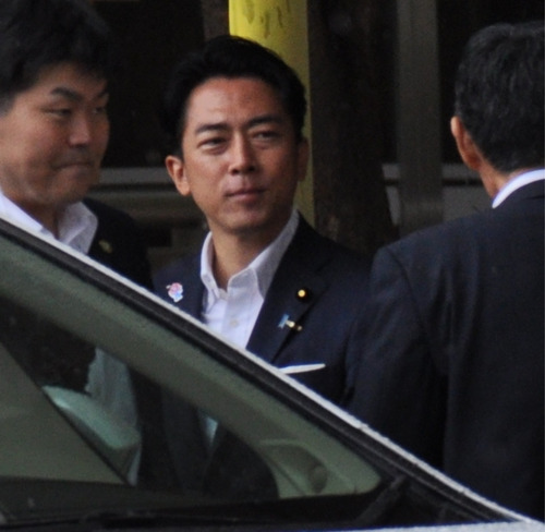 会合を終え、車に乗り込む小泉氏（横須賀市文化会館）