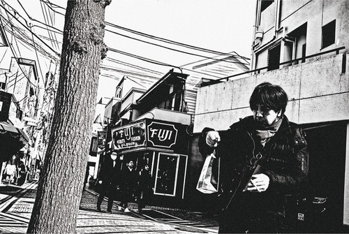 どぶ板通りで写した作品「袋と煙草」