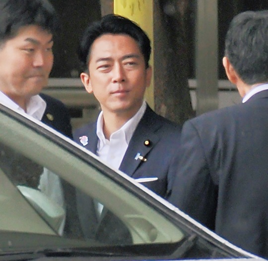 会合を終え、車に乗り込む小泉氏（横須賀市文化会館）