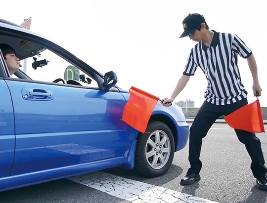 お笑いコンビがコミカルに事故防止のポイントを伝達する