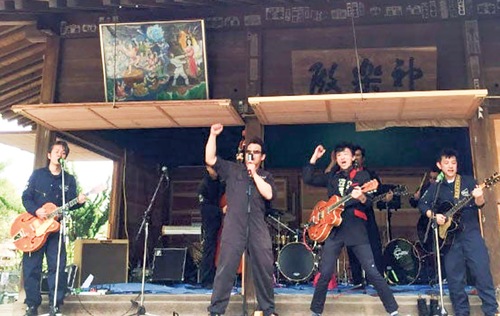 神楽殿を舞台に音を奏でる(主催者提供)