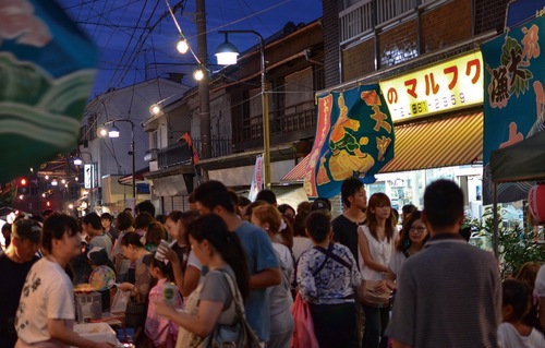 多くの客でにぎわう夜市（写真は過去の開催時）