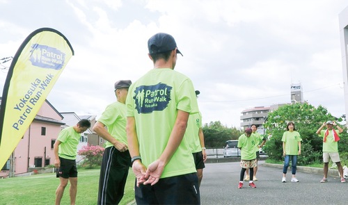 視認性の高い蛍光イエローのＴシャツを着用して活動。セミナーでは注意点が伝えられた