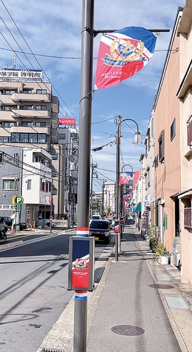 西口栄通りに揺れる３色フラッグ