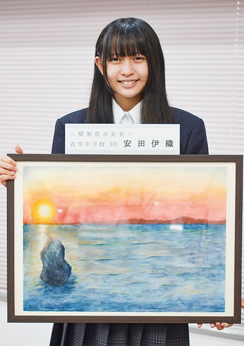 夕日に染まる海と立石を描いた安田さん