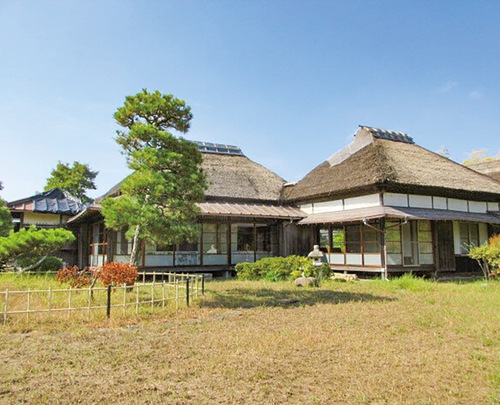 茅葺き屋根の純和風建築の万代会館。実業家の万代順四郎がトミ夫人の療養のために購入した