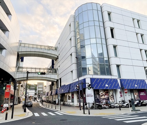 大滝町にあるさいか屋本館と南館