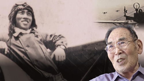 ゼロ戦に搭乗していた若かりし頃の原田さん（左）　©宮尾哲雄