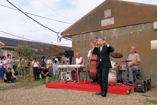 同日に行われたジャズライブ。上地市長も出演した