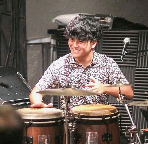 多彩な表現力を持つコンガを操るひごさん