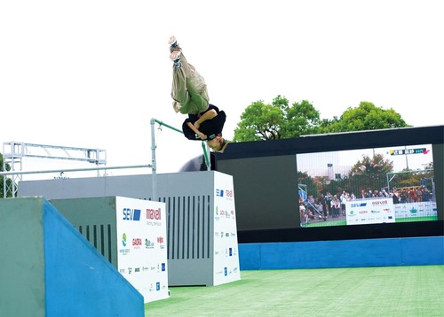 アクロバティックで迫力ある演技