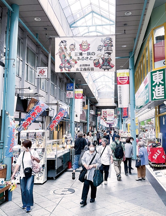 午前中を中心に多くの買い物客でにぎわう衣笠商店街