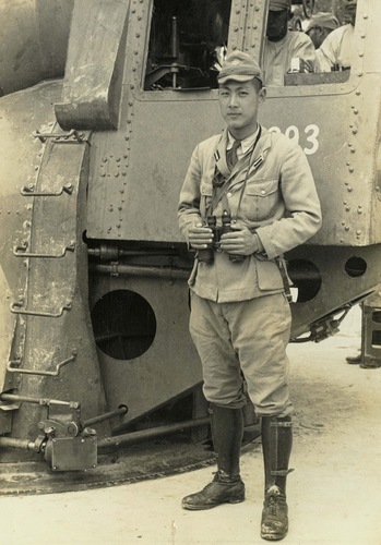 １９４３年当時の祖父。この年に横須賀警備隊に赴任し、第二海堡で砲台長を務めた。撮影者は海軍特別報道班員で、戦後も写真家として活躍した真継不二夫さん。訓練中の様子を撮影に来た際に撮ってもらったという