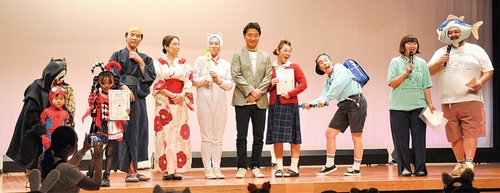 仮装をばっちり決めて表彰を受けたチームがステージに。最優秀賞は「サザエさん」一家。右から２番目が川村さん