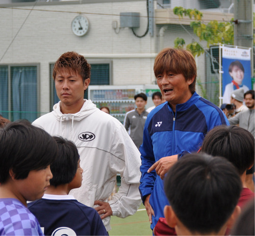 コーチ役を務めた柿谷さん（左）と岩本さん