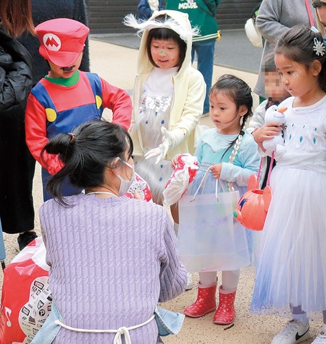 仮装姿でお菓子を求め練り歩いた子どもら