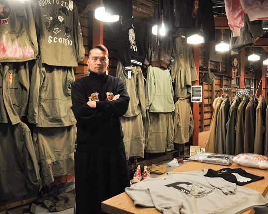 ドブ板通りにオープンするミリタリー服のセレクトショップ。中央に立つのが横地さん。本物志向のファンを迎える