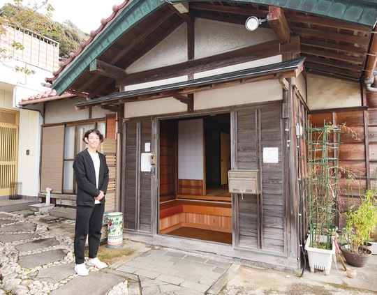 校舎となる妙忍寺と川口理事長