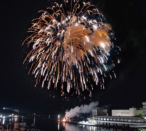 港の夜空を彩る（写真は過去）