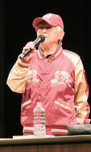 93歳の樋口さん。起立したまま講演を行った