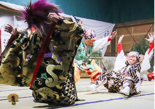 山の神の荒ぶる踊りが見どころの『湯立て』の一幕