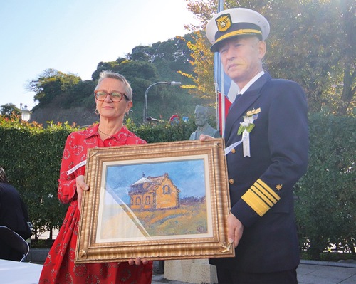 武石氏描画のミリエ灯台油絵を仏国側に贈呈した