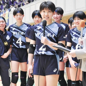 ▲「春高」出場を決めた試合直後のインタビュー。マイクを握るのはキャプテンの川尾選手