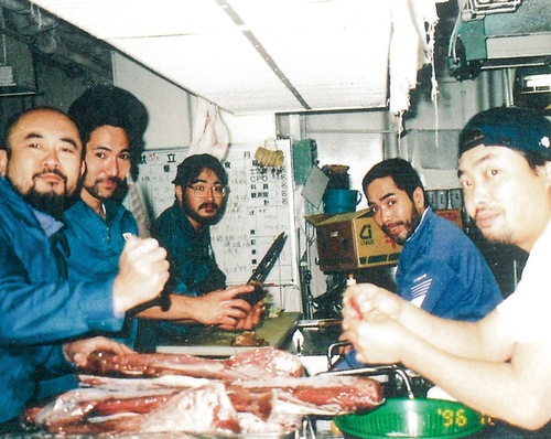 1996年に砕氷艦「しらせ」に乗船していた当時の八木さん（右）＝本人提供