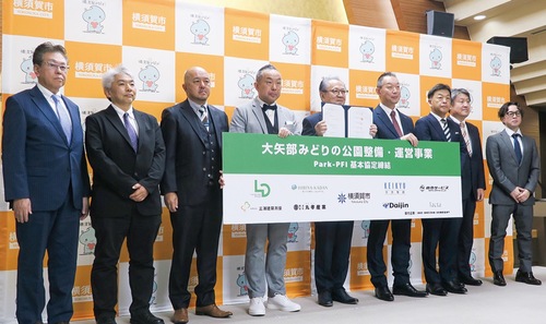 事業参加する８社と上地市長（右から５番目）