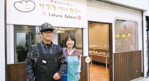 店舗責任者の田辺さん（右）