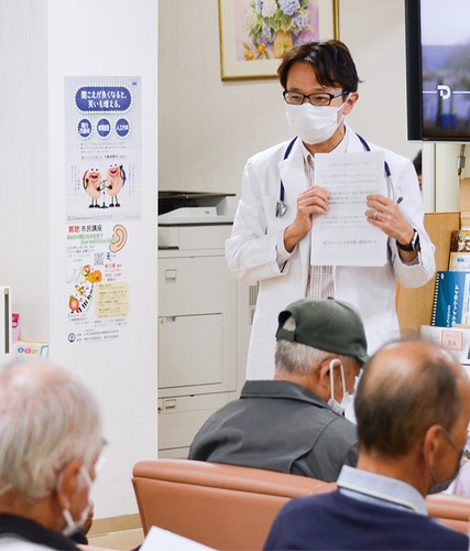 配布したチラシについて患者に説明する磯崎医師