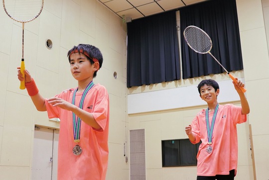 息を合わせたコンビプレーを見せる結俐さん（左）と絆俐さん
