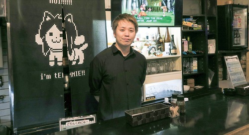 カウンターに立つ湊さん