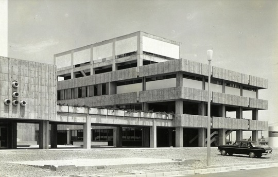 竣工当時の写真。当時のトレンドである「ブルータリズム」の名建築