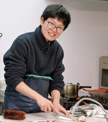 仕入れた旬の魚を調理する樋口さん