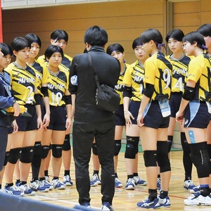 11月の県予選決勝戦の試合前。士気を高める選手ら