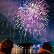 花火と汽笛で祝う年越し