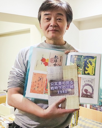 資料を基に作成した小冊子を持つ落合さん