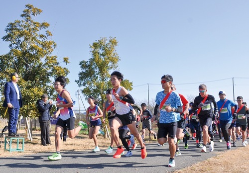 全員一斉のスタートシーン。スターターを上地克明市長が務めた