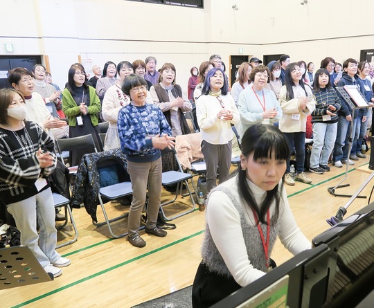 100人でステージに立つゴスペルスタイルクワイア「ジョイフルファミリー」。本番に向けて練習にも熱を帯びる