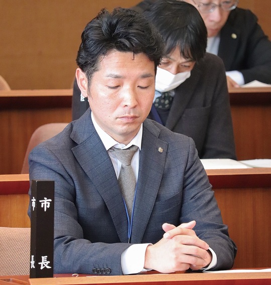 議場の出口市長