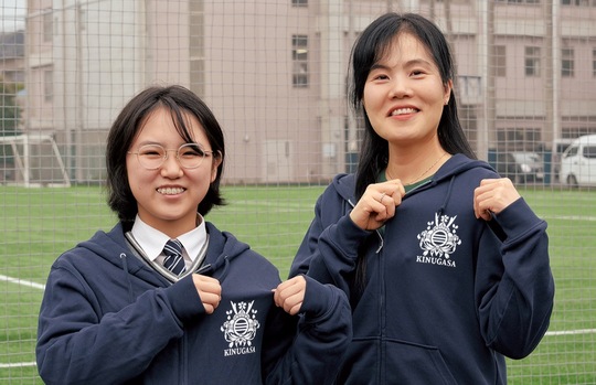 ロゴをデザインした三浦学苑高校美術部の油津さん（左）と顧問の前川さん