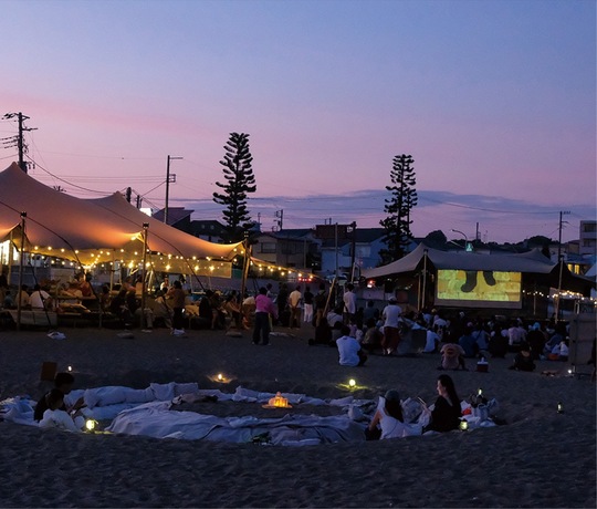 映画上映など、夕方も多彩な楽しみ方を提供する（写真は昨年）