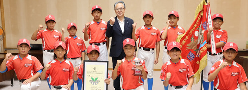 上地市長を訪問したチームメンバー