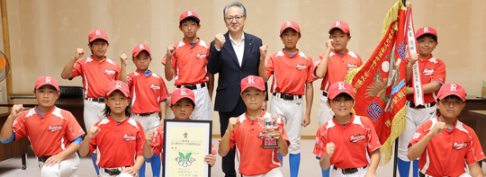 上地市長を訪問したチームメンバー