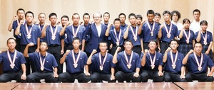 ガッツポーズで全国大会への意欲を見せる三浦学苑の部員らと上地克明市長